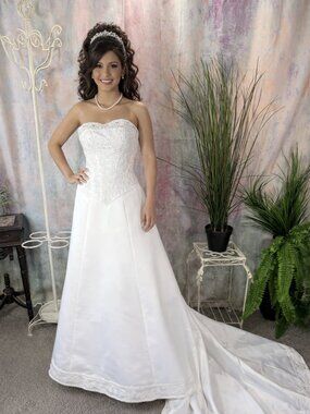 📌Timeless Elegance Meets Classic Romance Strapless Chapel Train Wedding Gown